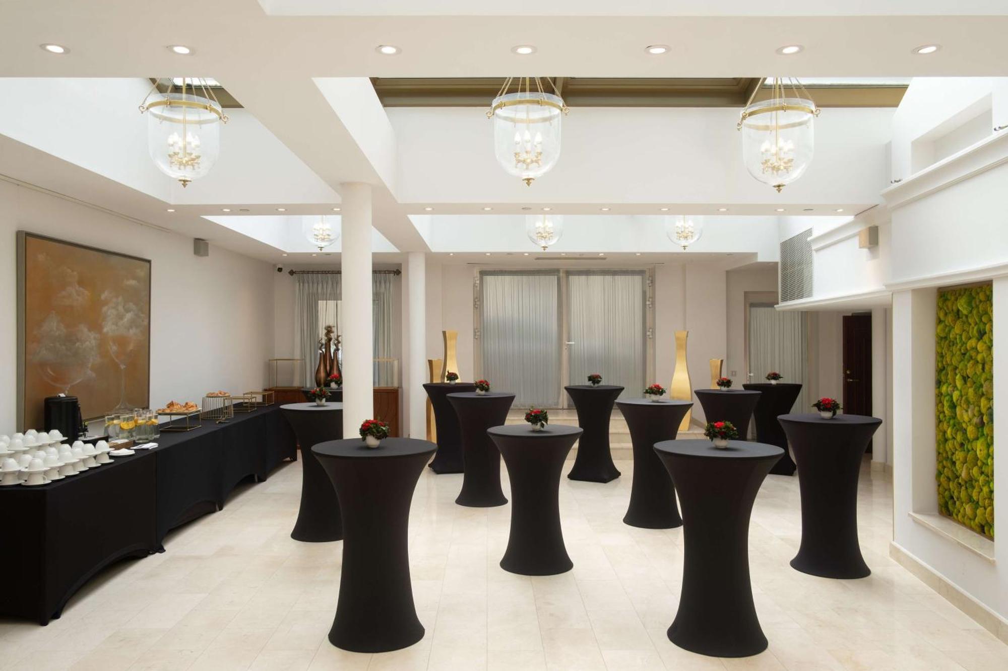 Grand Vilnius, Curio Collection By Hilton Hotelli Vilna
